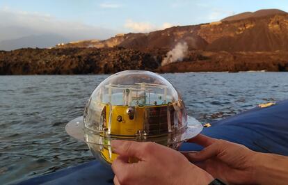 Uno de los dispositivos flotantes que se lanzarán al Cantábrico para estudiar la contaminación marina, en una imagen cedida por el Gobierno vasco.