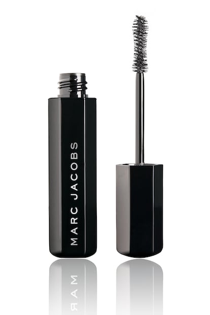 Inspirado en los recuerdos de su infancia, cuando veía a su madre cortar fibras de terciopelo para colocarlas en sus pestañas y aumentar su volumen, Marc Jacobs Beauty lanza Velvet Noir (27,55 €), que las cubre de un negro intenso para enmarcar la mirada durante horas.