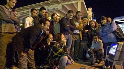 Miembros del equipo de apoyo siguen hace días por televisión, en las inmediaciones del aeropuerto de Lanzarote, las noticias sobre Haidar.