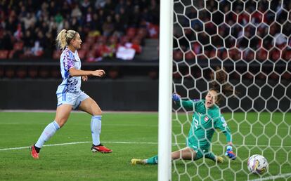Alexia Putellas marca el segundo gol de España.