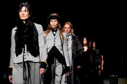 Kim Peers y Natasha Poly en Ann Demeulemeester.