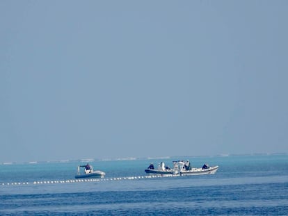 Una imagen cedida por los la Guardia Costera de Filipinas muestra embarcaciones de los guardacostas chinos patrullando junto a una barrera flotante cerca del arrecife de Scarborough, una zona en disputa del mar del sur de China, el pasado 20 de septiembre.