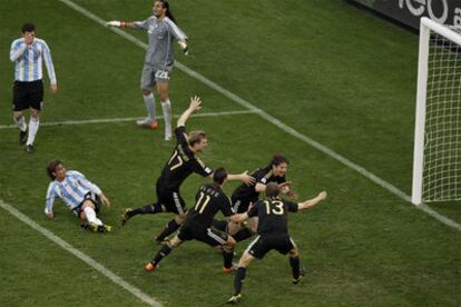 Friedrich echa a correr alborozado tras conseguir el tercer gol de Alemania mientras tres compañeros tratan de abrazarle.