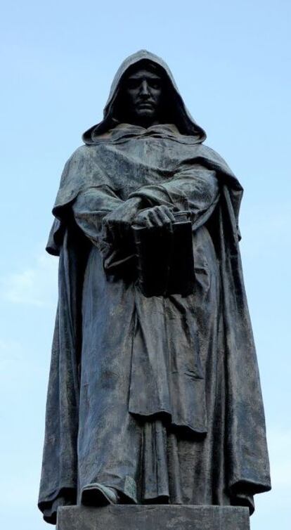 Estatua erigida en memoria de Giordano Bruno, en Roma.