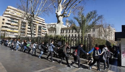 Los estudiantes rodean el instituto Lluís Vives con una abrazo pacífico.