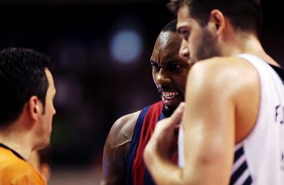 Felipe Reyes y Joey Dorsey hablan con el arbitro