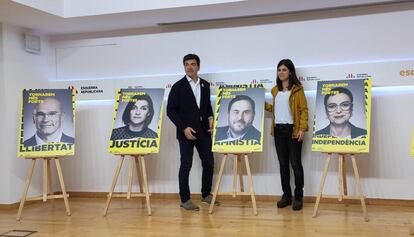 El jefe de campaña, Sergi Sabrià, y la portavoz dle partido, Marta Vilalta, presentan los carteles de ERC
