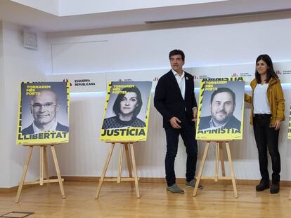 El jefe de campaña, Sergi Sabrià, y la portavoz dle partido, Marta Vilalta, presentan los carteles de ERC