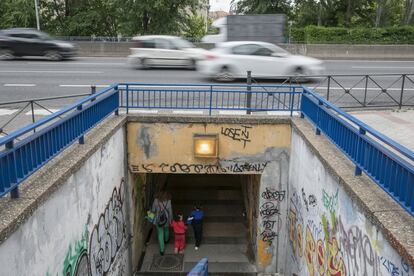 Para ir y volver del colegio, al polideportivo, al centro de salud o al supermercado... Las familias tienen que pasar muchas veces al día por el subterráneo.