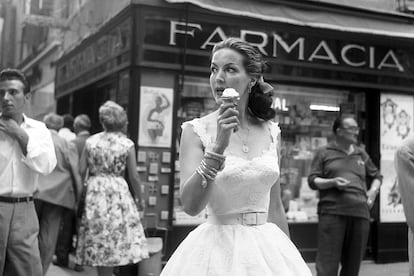 María Félix camina por las calles de Venecia en 1959.