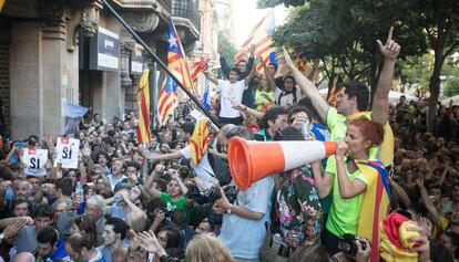 Manifestantes ante la sede de la Conselleria de Economía tras el operativo policial contra el referéndum ilegal del 1-O.