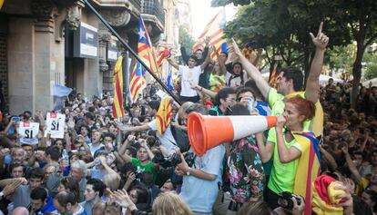 Manifestantes ante la sede de la Conselleria de Econom&iacute;a tras el operativo policial contra el refer&eacute;ndum ilegal del 1-O.