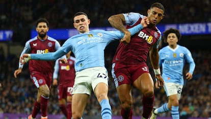 Foden y Diego Carlos pugnan por el balón en el duelo que midió al City con el Aston Villa.