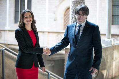 Arrimadas i Puigdemont abans d&#039;entrar a la reuni&oacute;.