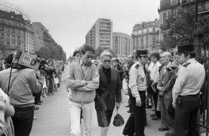 Catherine Deneuve y el director André Téchiné acuden al funeral de Patrick Dewaere en la iglesia de Saint Pierre de Montrouge el 23 de julio de 1982.