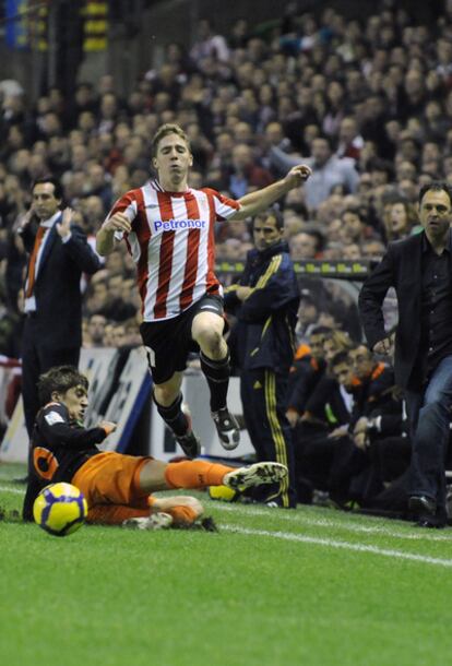 Muniain trata de salvar la entrada del valencianista Pablo Hernández.