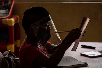 El uso de careta y cubrebocas es obligatorio para los alumnos que regresan a clases presenciales.