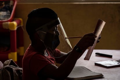 Alumnos de la comunidad Pimental II, en el municipio de Candelaria (Campeche) reinician el ciclo escolar de forma presencial en la escuela primaria “Emiliano Zapata”. Campeche se convirtió en el primer Estado de México en regresar a las clases presenciales en las escuelas rurales. 

