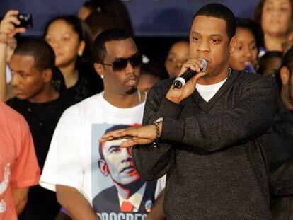 Jay-Z, en primer plano, y detr&aacute;s el rapero P. Diddy, en un acto para apoyar a Obama en 2008.