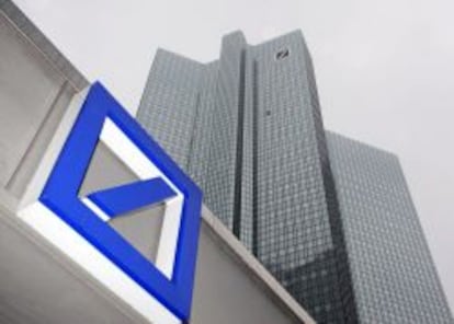 Logo de Deutsche Bank en la sede del banco en Fr&aacute;ncfort