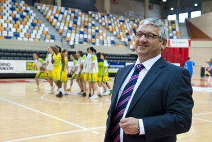 Pedro Manonelles, en el pabellón deportivo Siglo XXI de Zaragoza antes de un partido de baloncesto.