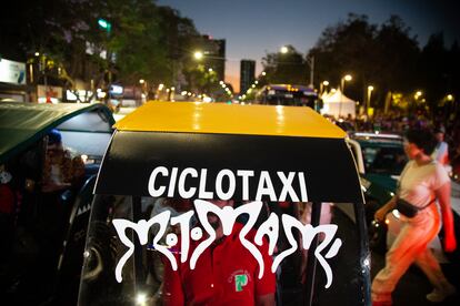 Un ciclotaxi decorado para el concierto de esta noche.