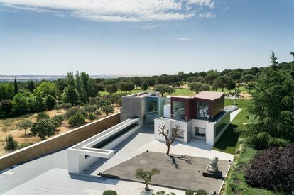 Estar a menos de una hora de Madrid se ha convertido en un requisito para comprar propiedades de lujo en España. El norte de la capital enlista casas como esta unifamiliar de diseño en Ciudalcampo, a la venta por nueve millones de euros.