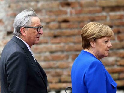 Emmanuel Macron, presidente de Francia, Jean-Claude Junker, presidente de la Comisi&oacute;n Europea, y &Aacute;ngela Merkel, canciller alemana.