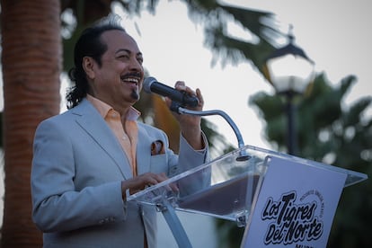 Jorge Hernández, el vocalista de la agrupación, da un discurso durante la inauguración del museo.