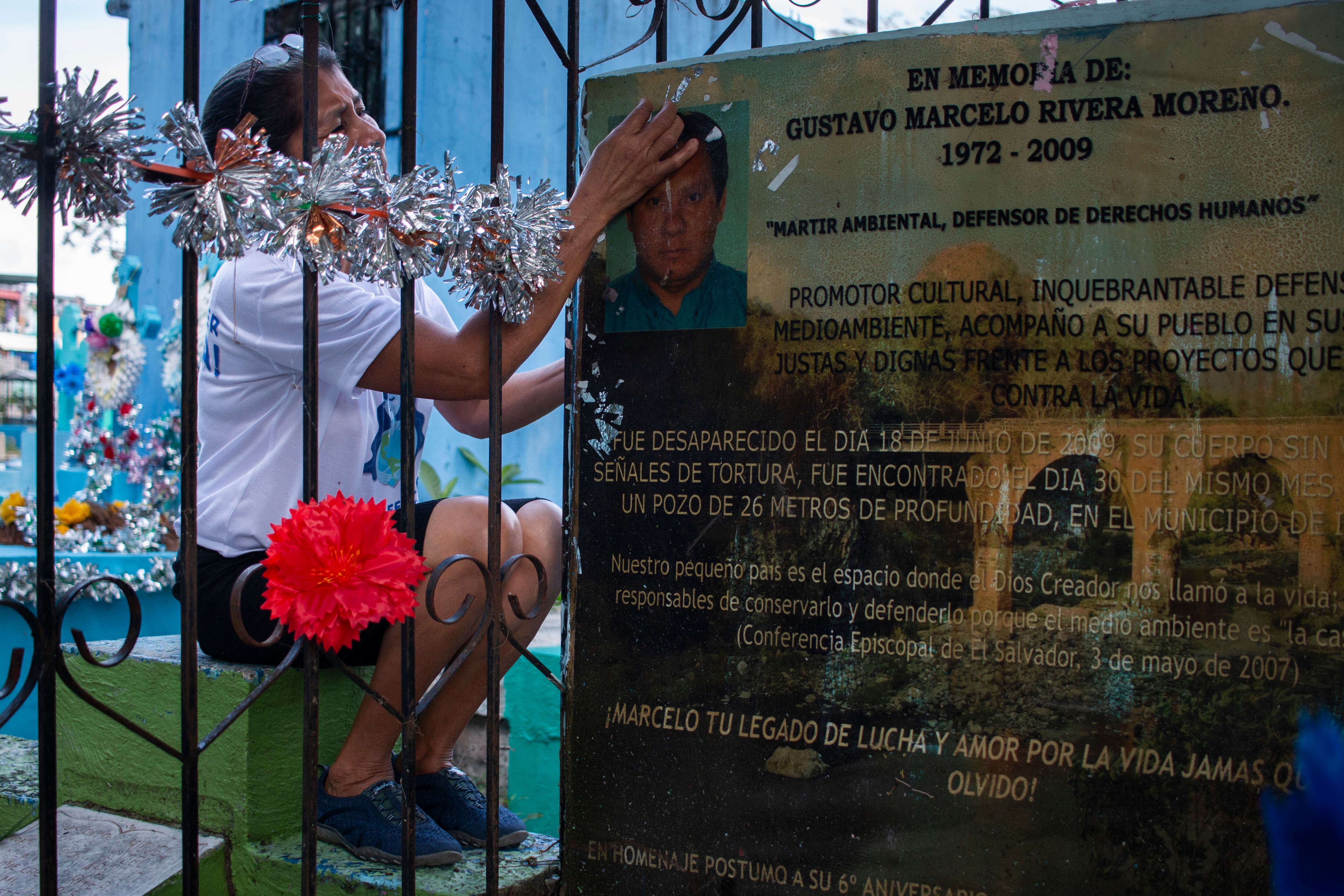Vidalina Morales, el rostro de la lucha contra la minería, limpia el mausoleo de Marcelo Rivera, asesinado en el año 2009 por pronunciarse contra los proyectos mineros. Foto: Víctor Peña.