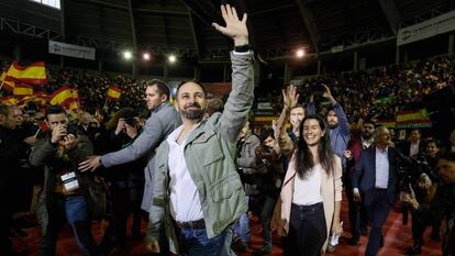 Santiago Abascal, seguido de Rocío Monasterio y Ortega Lara, en la Cubierta de Leganés (Madrid) durante un acto de Vox.
