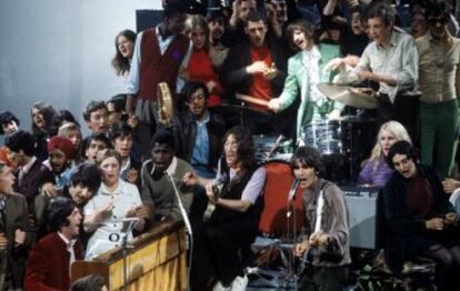 Los Beatles, rodeados de fans para un vídeo promocional de 'Hey Jude' en Twickenham Studios de Londres