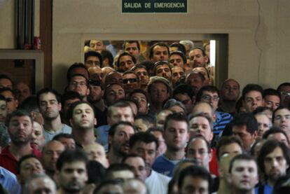 Asamblea de los trabajadores de Metro en las cocheras de Plaza de Castilla.