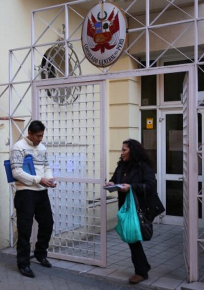 Una mujer sale del Consulado de Perú en Madrid.