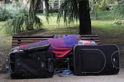 Hay suites de este Hotel con vistas al campo. Algo tan bucólico que contrasta con la realidad de la dureza de la vida en la calle. Un banco puede parecer más amable que una acera. Algunas de las veces que he visitado a los huéspedes de las suites de este parque, me ha sorprendido la forma en que la gente corriente puede llegar a vivir ajena a la realidad que le rodea. Una mañana, una niña de no más de cinco años preguntaba a su abuelo: “¿Quién es ese señor?”. A lo que el abuelo contestó de forma lacónica: “Nadie, hija. No es nadie”. Cuestión zanjada.