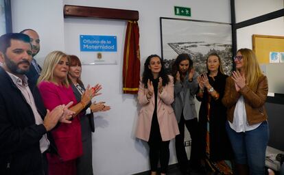 Las concejalas Carmen Robledillo (Vox), Begoña León (PP), Cristina Cutanda (PP), Ana Poquet (PP) y María del Carmen de España (PP) durante la inauguración de la Oficina de Maternidad, en Alicante.