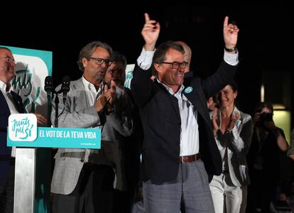 El president de la Generalitat i número quatre de la llista sobiranista de Junts pel Sí, Artur Mas, va apujar el to de la seva campanya quan els bancs van començar a parlar dels riscos de la independència per a Cataluna. Llavors va demanar enviar "una gran botifarra" a PP, PSOE i Podem i va intentar parlar com un indi. "Grans caps venir reserva catalana per dir a indígenes el que convé votar", va afegir.