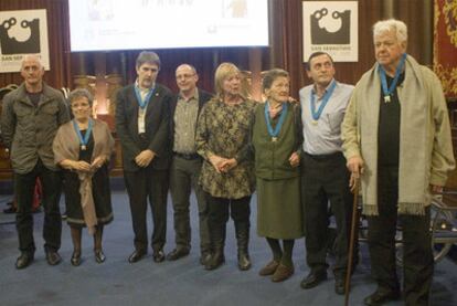 El alcalde de San Sebastián, Juan Karlos Izagirre (cuarto por la izquierda), posa junto a los premiados con medallas al mérito ciudadano. A la derecha del regidor, el escritor Ramón Saizarbitoria.