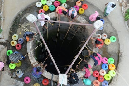Varios residentes indios sacan agua potable de un pozo en las afueras de Chennai.
