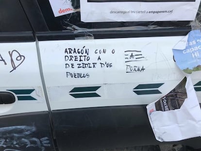 "Aragón con el derecho a decidir de los pueblos", pintada escrita sobre un coche de la Guardia Civil.