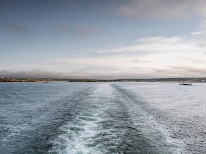 Regreso al continente.Salida del ferry desde el puerto Vineyard Haven (isla de Martha´s Vineyard) con destino al puerto de Woods Hole en la bahía de Cape Cod del golfo de Maine (Massachusetts, USA).