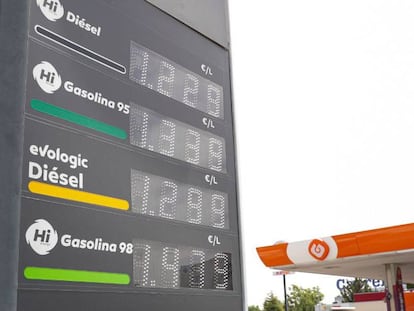 Panel informativo de precios de los combustibles en una gasolinera de Madrid.