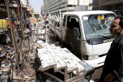 Un hombre observa el lugar en el que explotó una bomba en el mercado de Al Shurja en Bagdad, Irak.