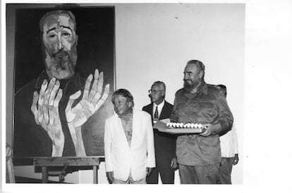 Guayasamín, junto a Fidel Castro y uno de sus retratos.