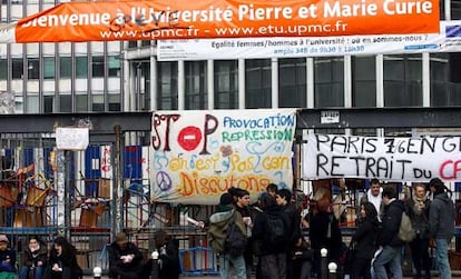 Un grupo de estudiantes espera en la entrada de la Universidad Jussieu en París, bloqueada con sillas y pupitres. Las protestas en Francia contra el contrato de primer empleo para jóvenes continúan mientras el impulsor del proyecto, el primer ministro Dominique de Villepin, se mantiene firme, respaldado por el presidente Jacques Chirac.