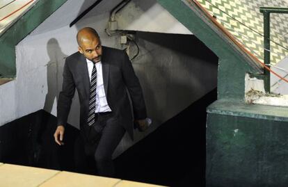 Josep Guardiola sale del túnel de vestuarios del Benito Villamarín.