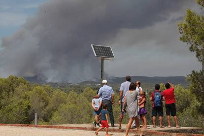 El fum de l'incendi de la Pobla de Montornès.