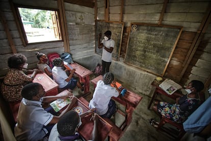 Remigio Agustín, maestro voluntario, el primer día del curso escolar 2021/22. Los resultados de no aprender a comunicarse pueden ser desastrosos, afectando tanto a nivel educativo como a la salud mental. En 2015, Unicef elaboró el Análisis de la Situación de la Educación Especial en Guinea Ecuatorial, un documento donde señaló que solo el 2% de los maestros para población con NEE cuenta con un nivel técnico en Educación Especial.