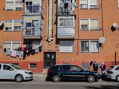 Vecinos hablando delante de unos pisos cercanos a La Nave de Boetticher, en el distrito de Villaverde (Madrid capital).
