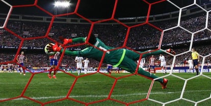 Imagen del derby entre Atlético de Madrid y Real Madrid, jugado en el Vicente Calderón en octubre del año pasado.